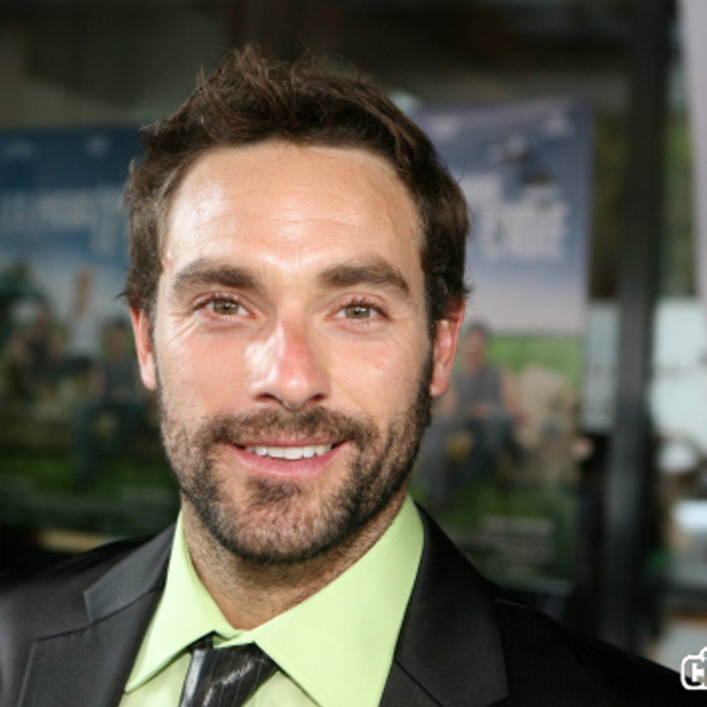 Guillaume Lemay-Thivierge sur le tapis rouge de Les pieds dans le vide
