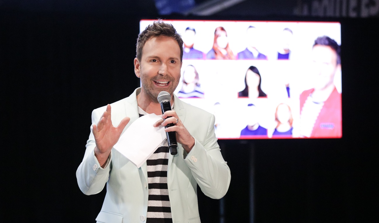 La victime d'Éric Salvail s'adresse au public et demande de l'aide