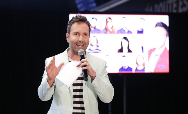 La victime d'Éric Salvail s'adresse au public et demande de l'aide