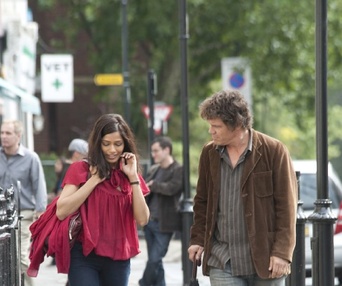 Une scène du film You Will Meet a Tall Dark Stranger
