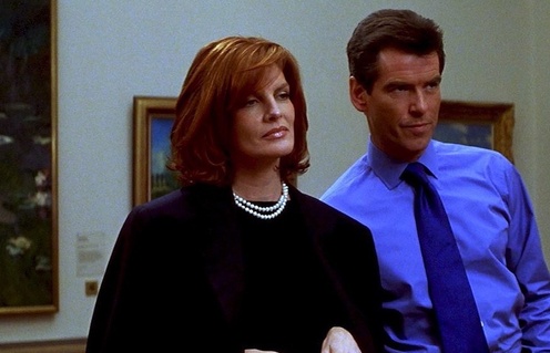 Rene Russo et Pierce Brosnan dans The Thomas Crown Affair