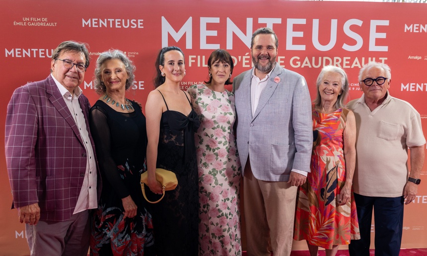 Un tapis rouge bondé de vedettes pour la première du film Menteuse