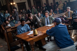 Une scène du film The Trial of the Chicago 7