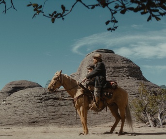 Une scène du film The Dead Don't Hurt