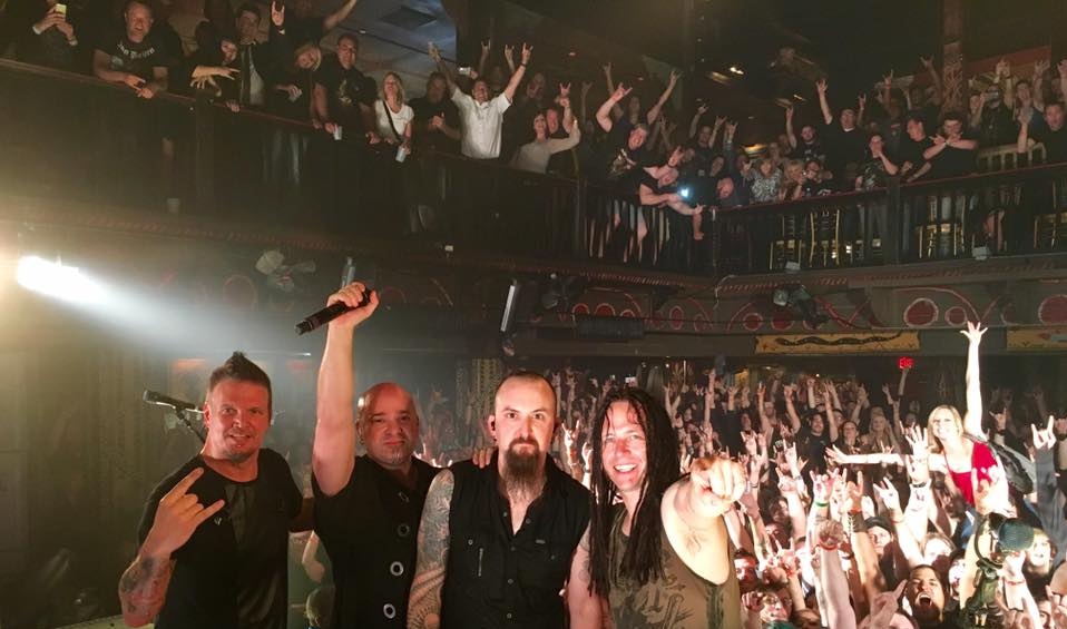 Le chanteur de Disturbed remet une spectatrice à sa place