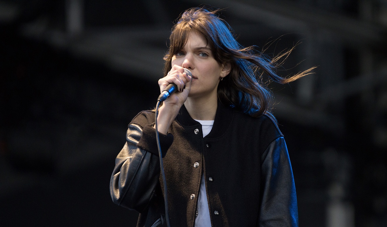 California : Une nouvelle chanson qui sent l'été pour Charlotte Cardin