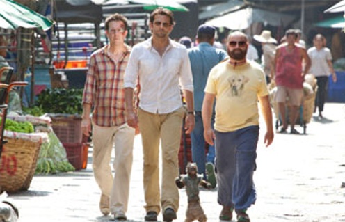 Bradley Cooper, Zach Galifianakis et Ed Helms dans le film The Hangover Part II
