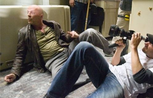 Bruce Willis et Len Wiseman sur le plateau de Live Free or Die Hard