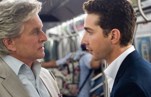 Michael Douglas et Shia LaBeouf dans le film Wall Street: Money Never Sleeps