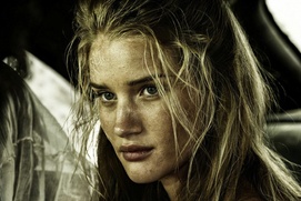Une scène du film Mad Max: Fury Road Une scène du film Mad Max: Fury Road