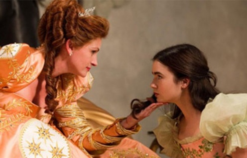Lily Collins et Julia Roberts dans le film Mirror Mirror