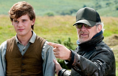 Steven Spielberg et Jeremy Irvine sur le plateau de War Horse