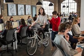 Une scène du film The Intern Une scène du film The Intern