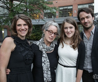 Sur le tapis rouge de Une jeune fille