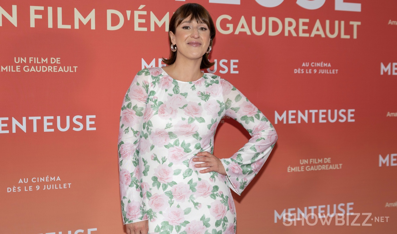 Image de l'article Anne-Elisabeth Bossé foule un rare tapis rouge avec son amoureux