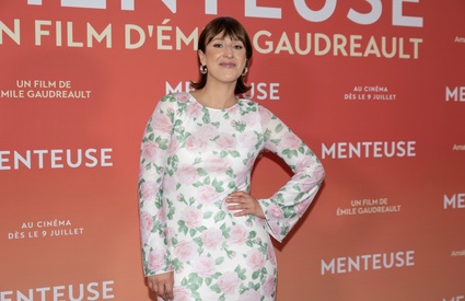 Image de l'article Anne-Elisabeth Bossé foule un rare tapis rouge avec son amoureux