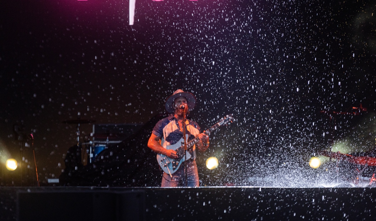 Image de l'article Photos : Bleu jeans Bleu sous la pluie au FEQ : «« Vous êtes des estifis de guerriers, on aime ça!» »