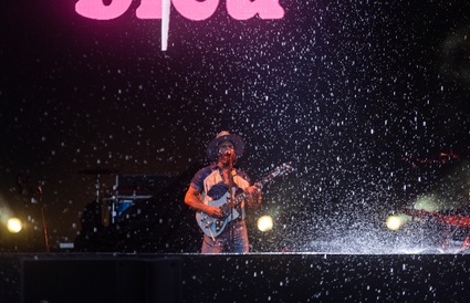 Image de l'article Photos : Bleu jeans Bleu sous la pluie au FEQ : «« Vous êtes des estifis de guerriers, on aime ça!» »