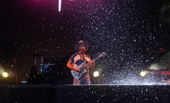 Image de l'article Photos : Bleu jeans Bleu sous la pluie au FEQ : «« Vous êtes des estifis de guerriers, on aime ça!» »