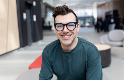 Image de l'article Vidéo : Simon Boulerice surprend l'animateur de «Bonsoir Bonsoir» avec un cadeau précieux