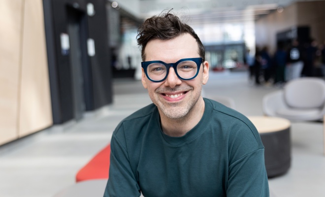 Image de l'article Vidéo : Simon Boulerice surprend l'animateur de «Bonsoir Bonsoir» avec un cadeau précieux