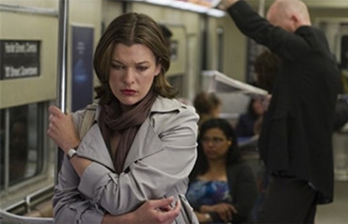 Milla Jovovich dans Faces in the Crowd