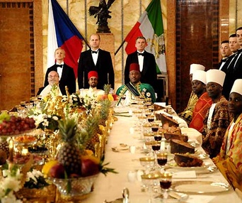 Scène du film Moi qui ai servi le roi d'Angleterre