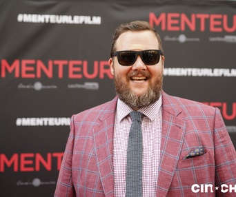 Sur le tapis rouge du film Menteur