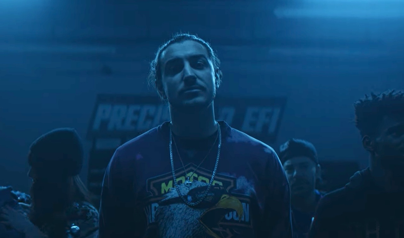 Adamo dans son vidéoclip « Montrez-moi »