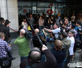 Sur le tapis rouge du film Le baiser du barbu