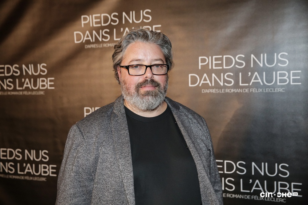 Sur le tapis rouge du film Pieds nus dans l'aube