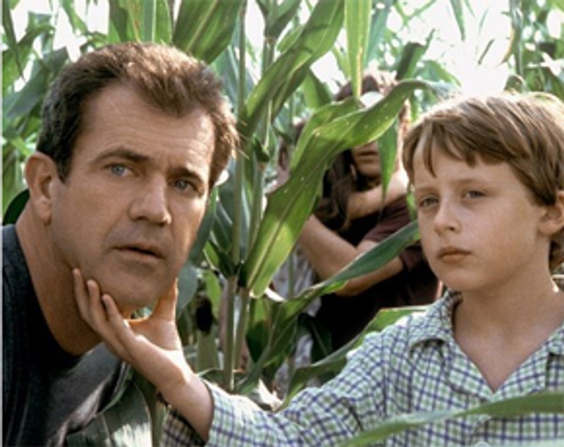 Mel Gibson et Rory Culkin dans Signs