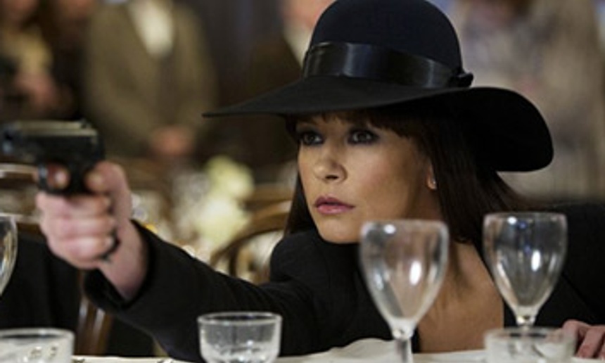 Catherine Zeta-Jones dans l'adaptation cinématographique de la série Dad's Army