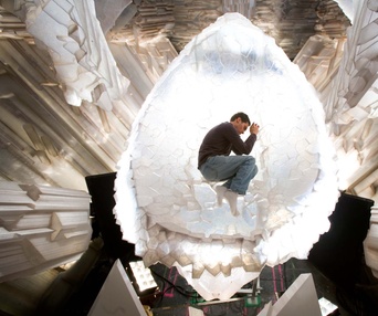Bryan Singer dans un des décors du film
