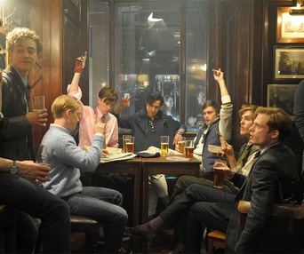 Une scène du film The Riot Club