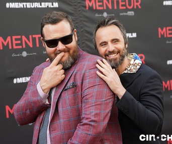 Sur le tapis rouge du film Menteur