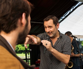 Une scène du film Le sens de la fête