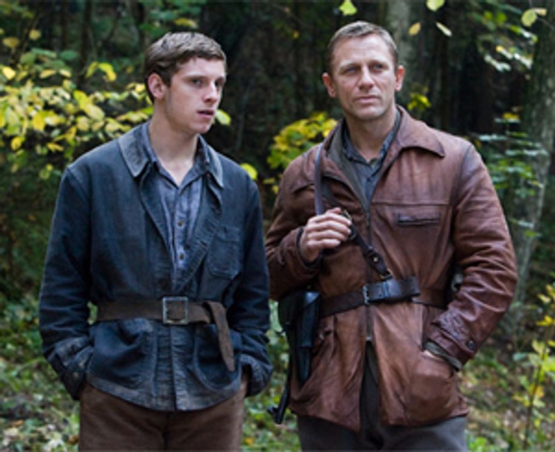 Jamie Bell et Daniel Craig dans Rébellion