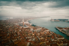 Une scène du film A Haunting in Venice Une scène du film A Haunting in Venice