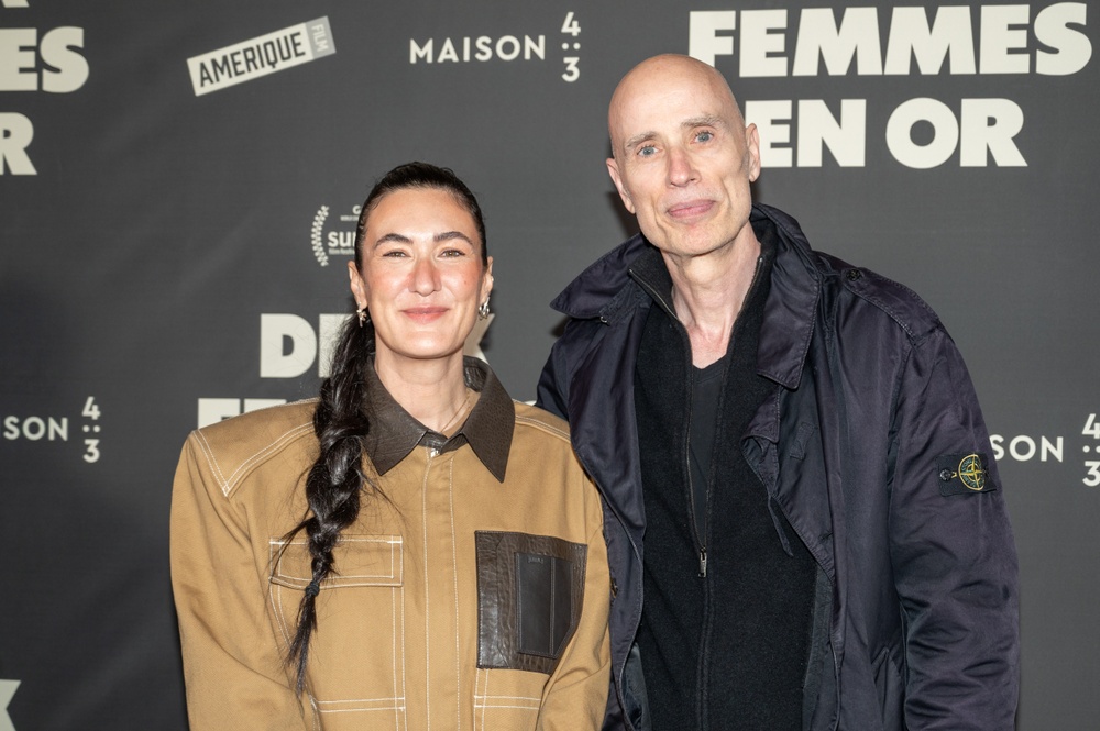 Tapis rouge de Deux femmes en or
