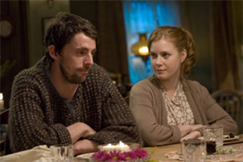 Amy Adams et Matthew Goode dans la comédie Année bissextile