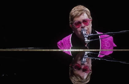Duo sur scène de Taron Egerton et Elton John