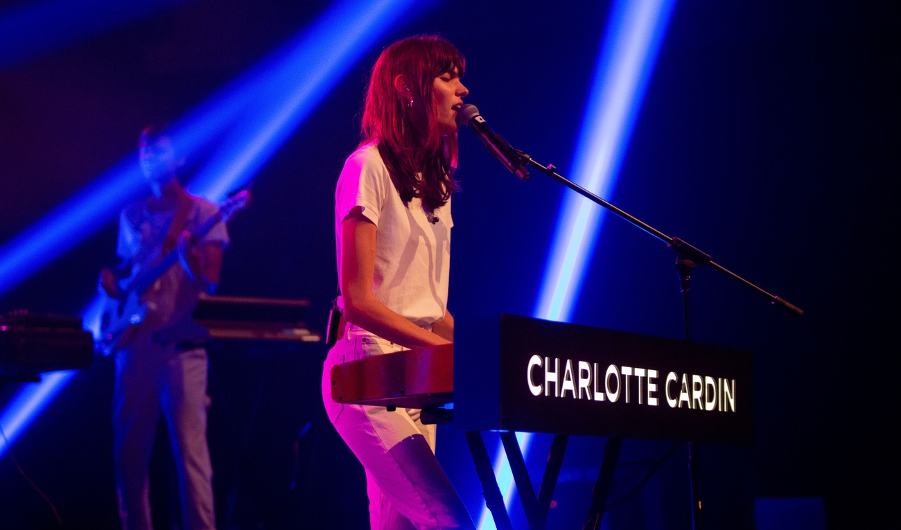 Image de l'article Commotion pour un spectacle surprise de Charlotte Cardin à Québec