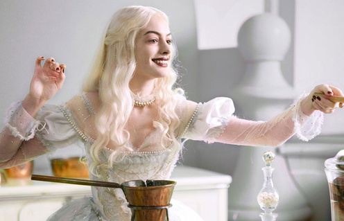 Anne Hathaway dans le film Alice in Wonderland