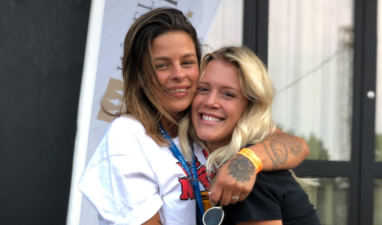 Image de l'article Écoutez la chanson thème de la websérie de Catherine et Alanis composée par Adamo