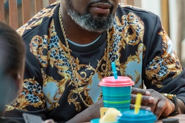 Une scène du film Fatherhood