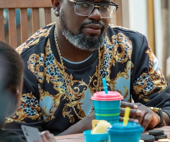 Une scène du film Fatherhood