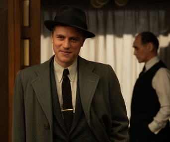 Une scène du film The Outfit