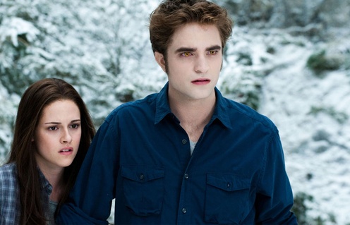Kristen Stewart et Robert Pattinson dans le film La saga twilight : Hésitation
