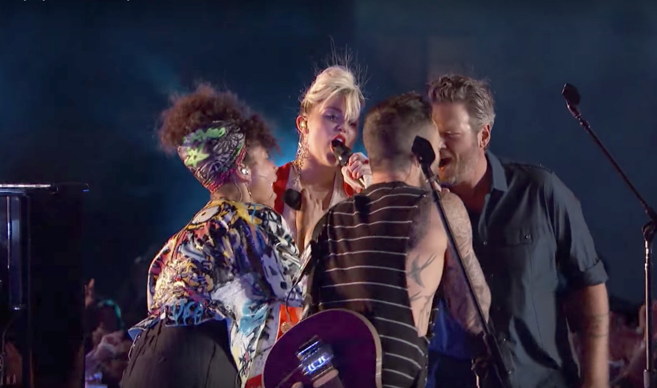 Performance époustouflante des coachs de The Voice sur «Dream On»